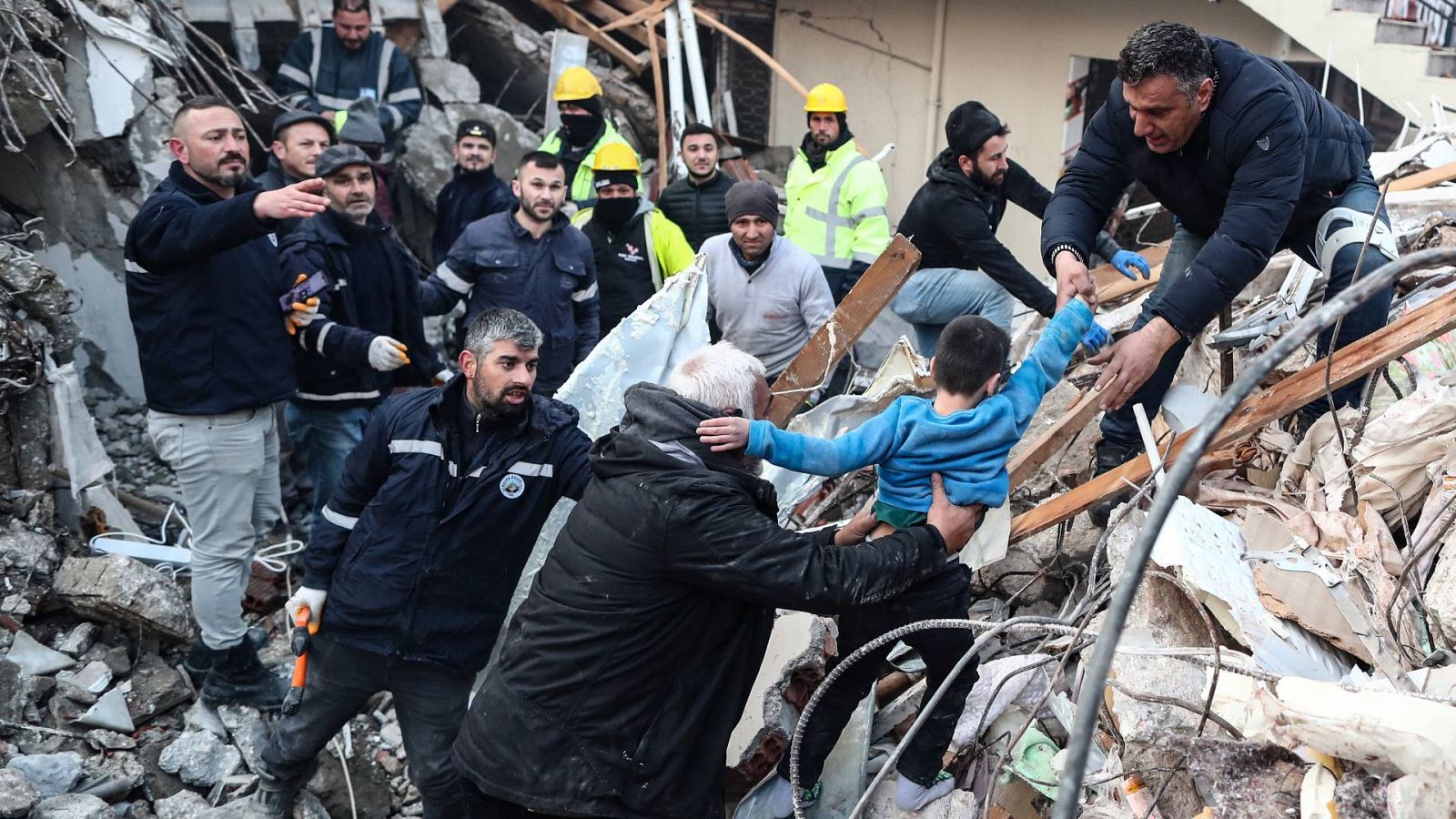 Equipos de emergencias rescatan a un niño que ha sobrevivido al terremoto en Hatay (Turquía)