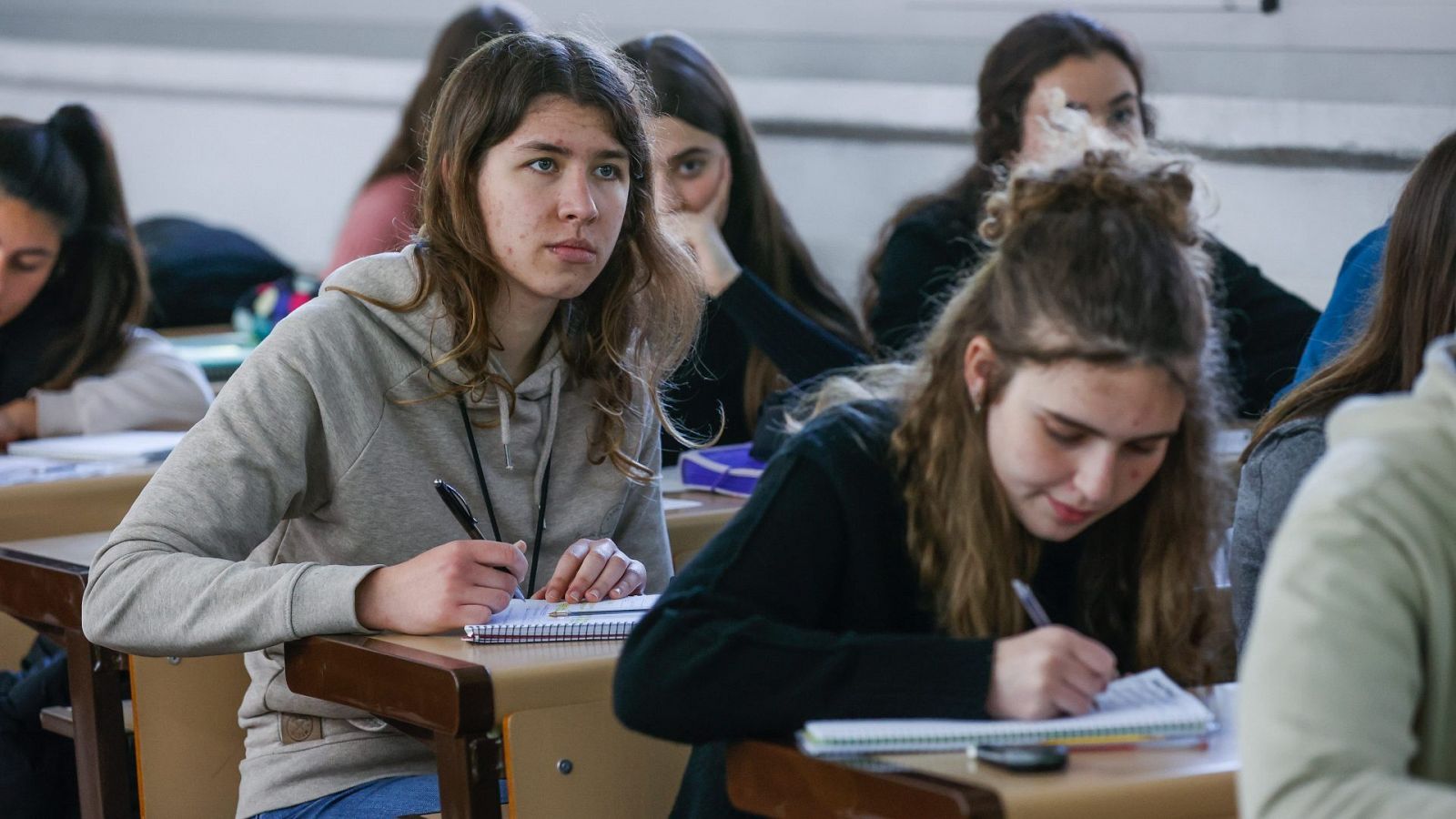 Estudiantes de la Universidad del País Vasco  en clase tomando nota