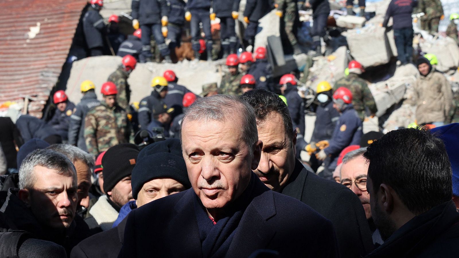 Erdogan reconoce dificultades en el rescate de los atrapados ante las críticas por su gestión