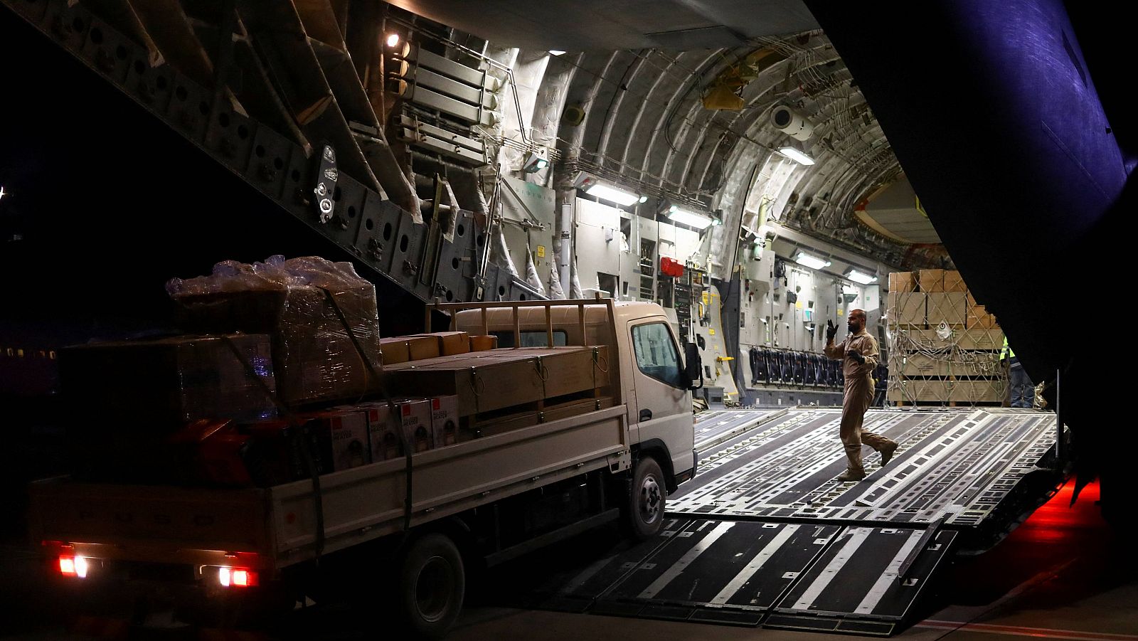 Un avión con ayuda humanitaria es descargado en el aeropuerto de Gaziantep, en Turquía.