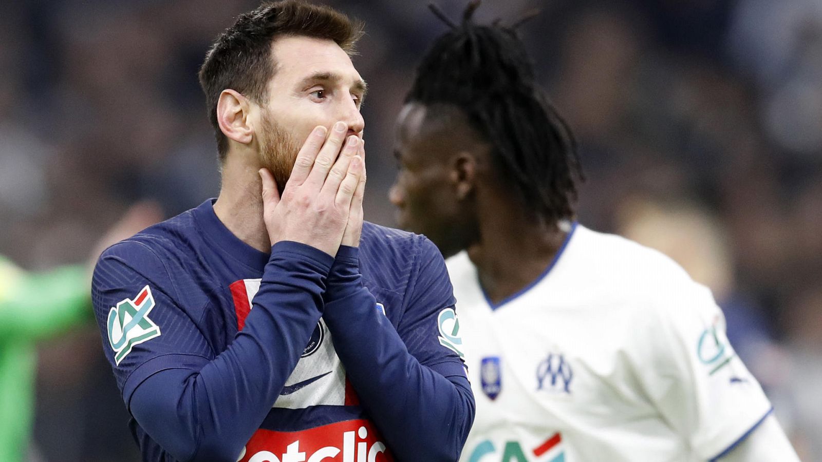 Messi se lamenta durante el partido del Paris Saint Germain contra el OM