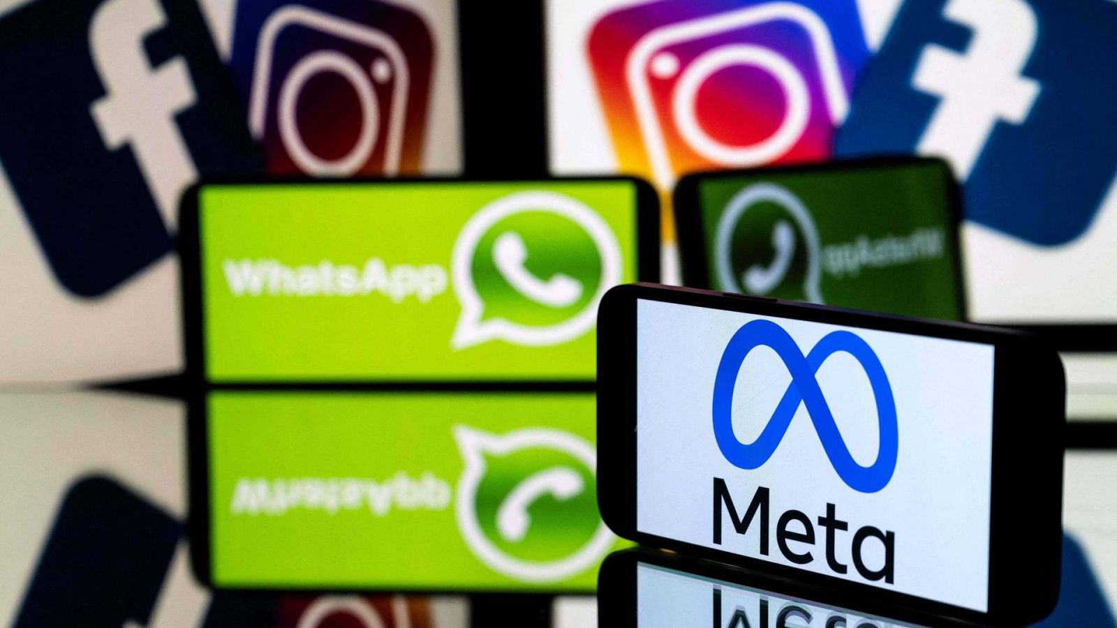 Los logotipos de Instagram, Facebook, WhatsApp y su empresa matriz Meta.
