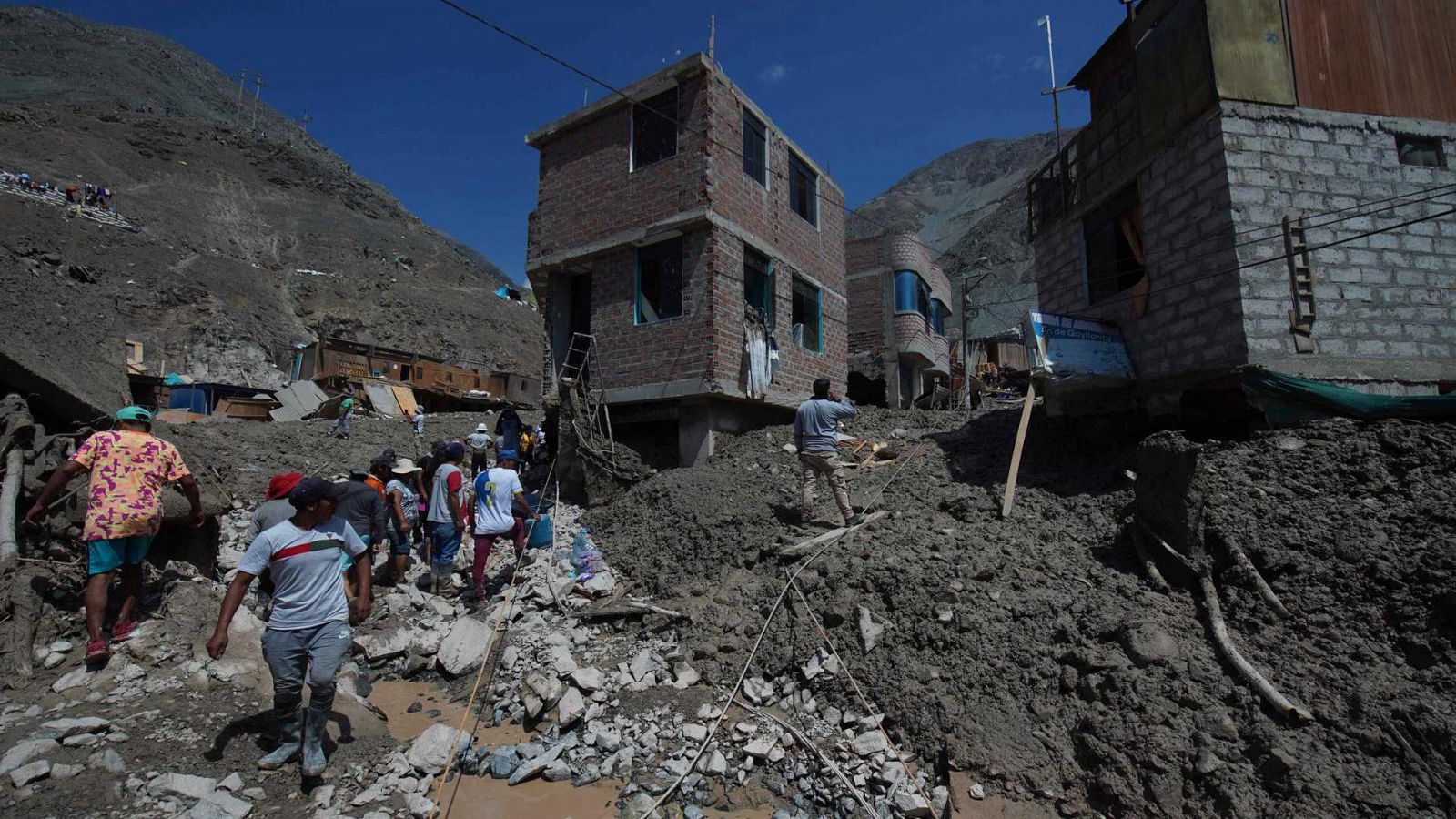 Daños en infraestructuras ocasionados por el alud en el pueblo de Secocha, en Arequipa, Perú.