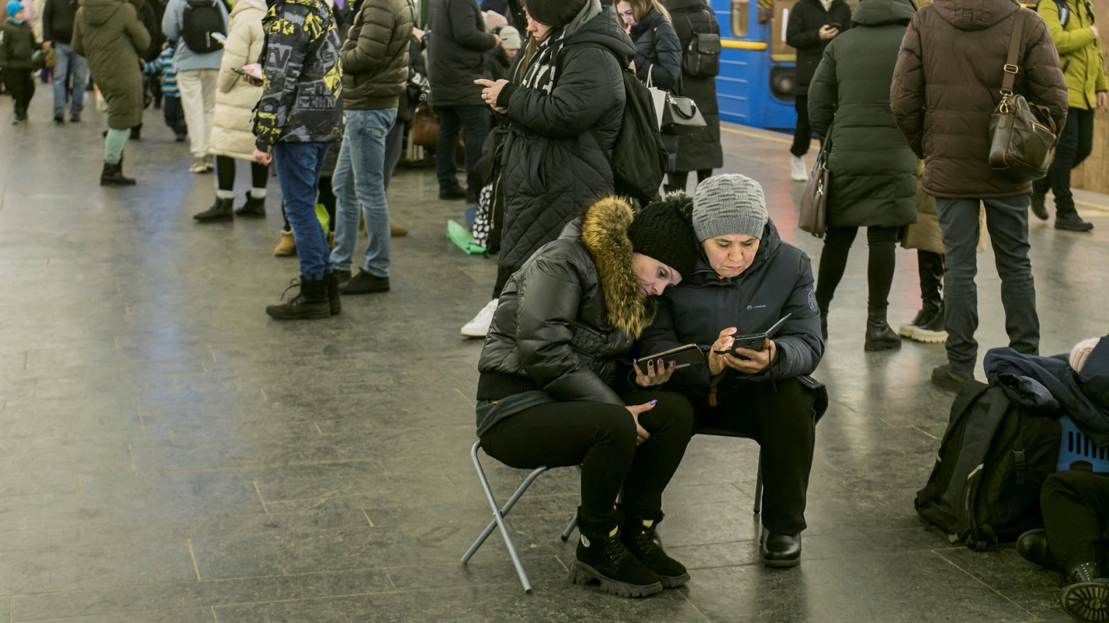 Ciudadanos se refugian en el metro de Kiev tras la oleada de ataques rusos