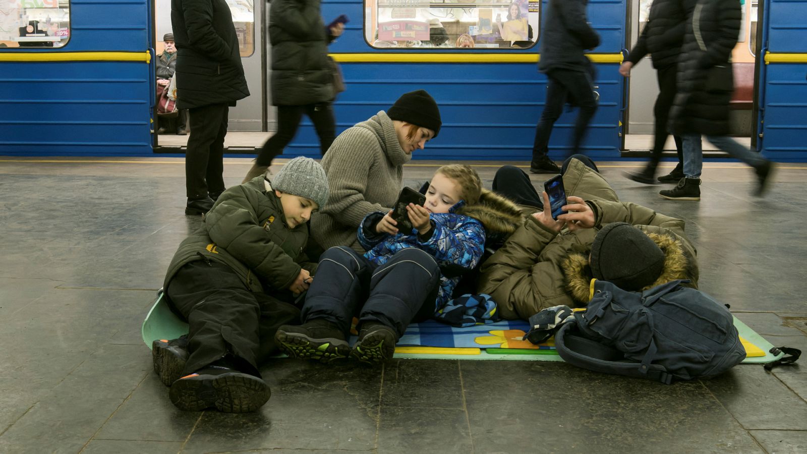 Los ciudadnos se refugian en el metro de Kiev