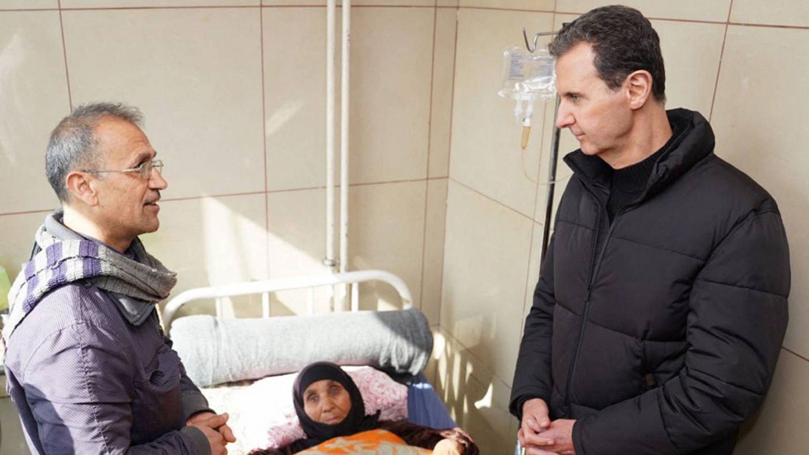 Imagen, facilitada por la Agencia de Noticias Árabe Siria (SANA) del presidente sirio, Bachar al Asad, visitando a heridos por el terremoto en un hospital de Alepo, este viernes, 10 de febrero. Foto: SANA / AFP