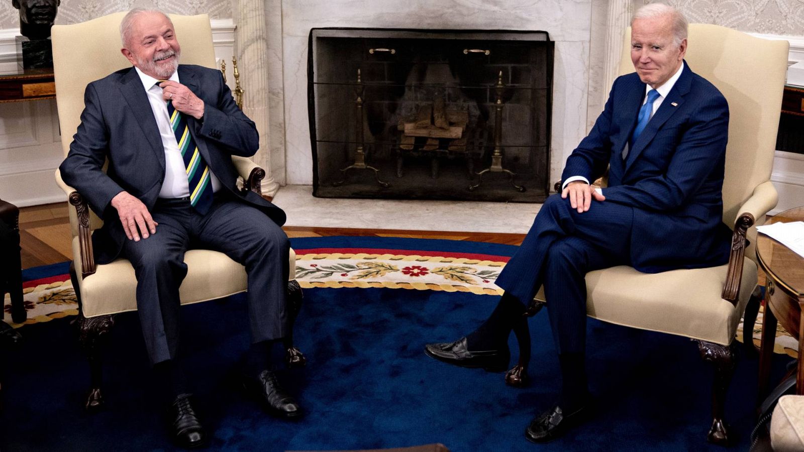 Una imagen del presidente de Estados Unidos, Joe Biden, junto a su homólogo brasileño, Luiz Inácio Lula da Silva, en el Despacho Oval de la Casa Blanca el 10 de febrero de 2023.