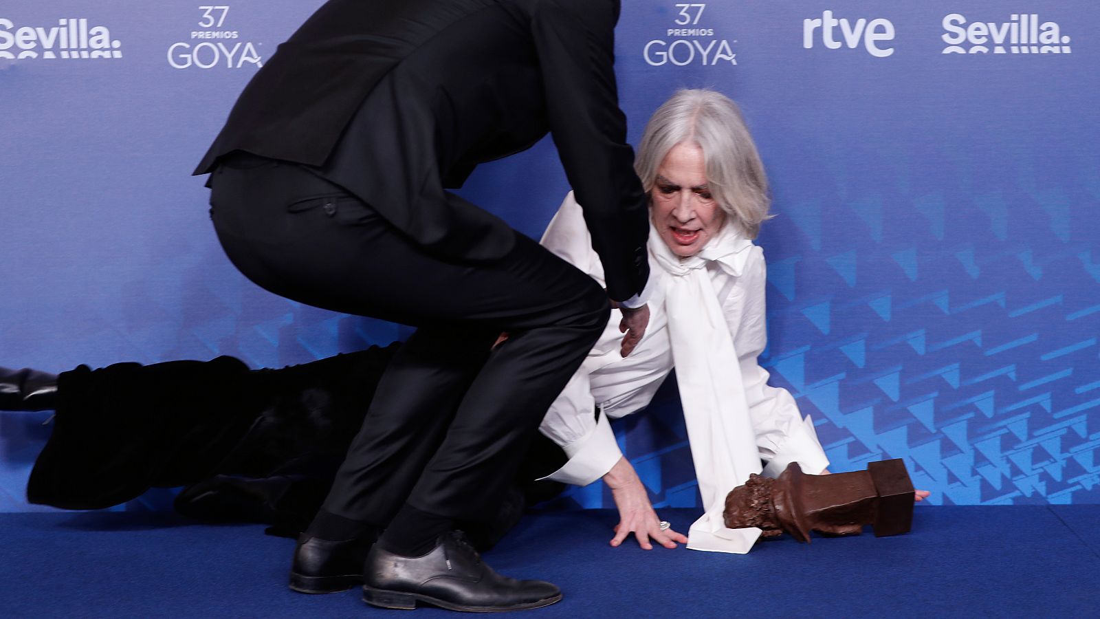 La actriz Susi Sánchez es ayudada a levantarse, tras recoger el Goya a la mejor actriz de reparto por su trabajo en "Cinco lobitos"