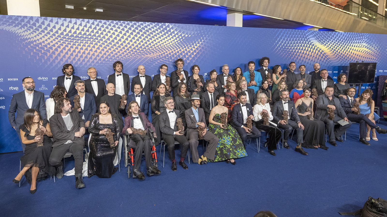 Foto de familia de los premiados en los Goya 2023