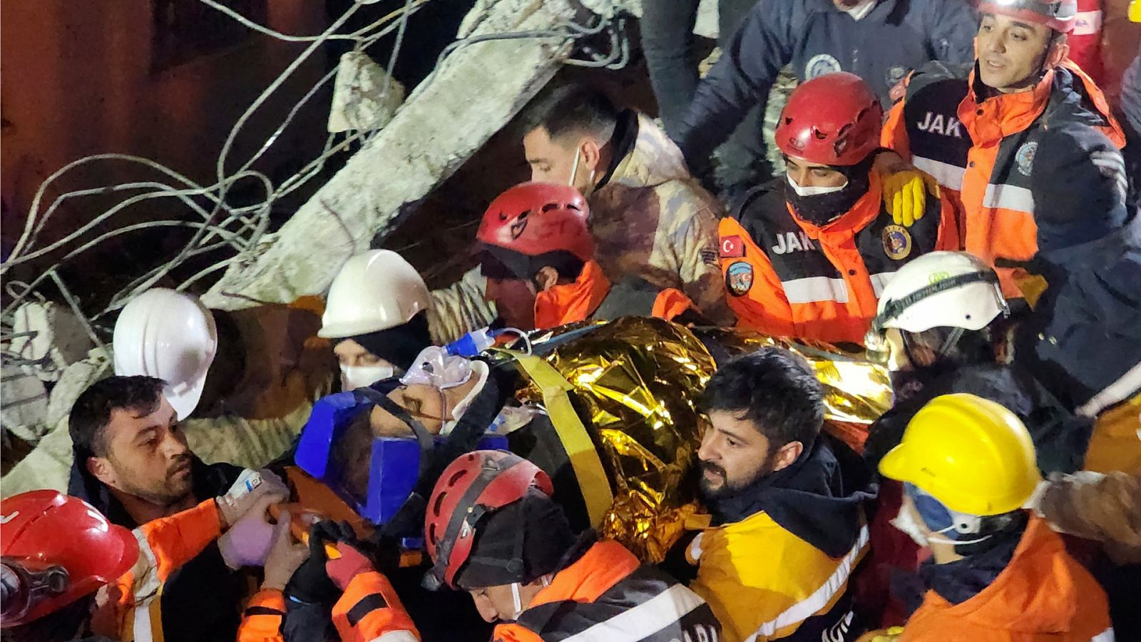 Rescatistas extraen a Naime Sakar de un edificio derruido en Adiyaman, sur de Turquía, este lunes, 13 de febrero. Fuente: IHA via AP
