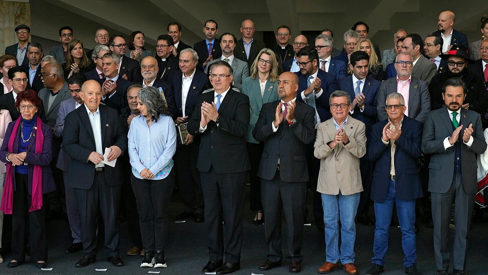 Delegaciones del Gobierno colombiano y de la guerrilla del ELN en una imagen de archivo