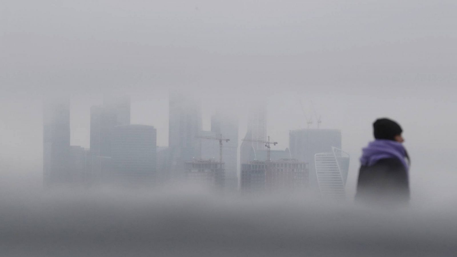 Distrito financiero de Moscú en la niebla