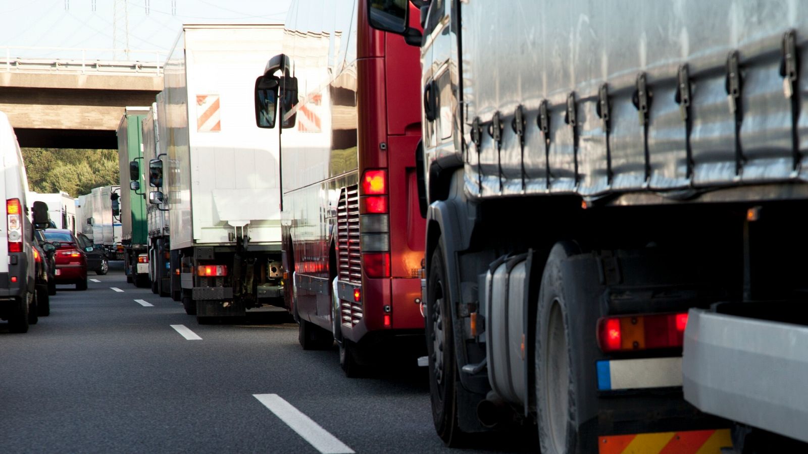 Bruselas propone que los camiones recorten el 90% de emisiones en 2040 y avala prohibir la venta de coches contaminantes en 2035