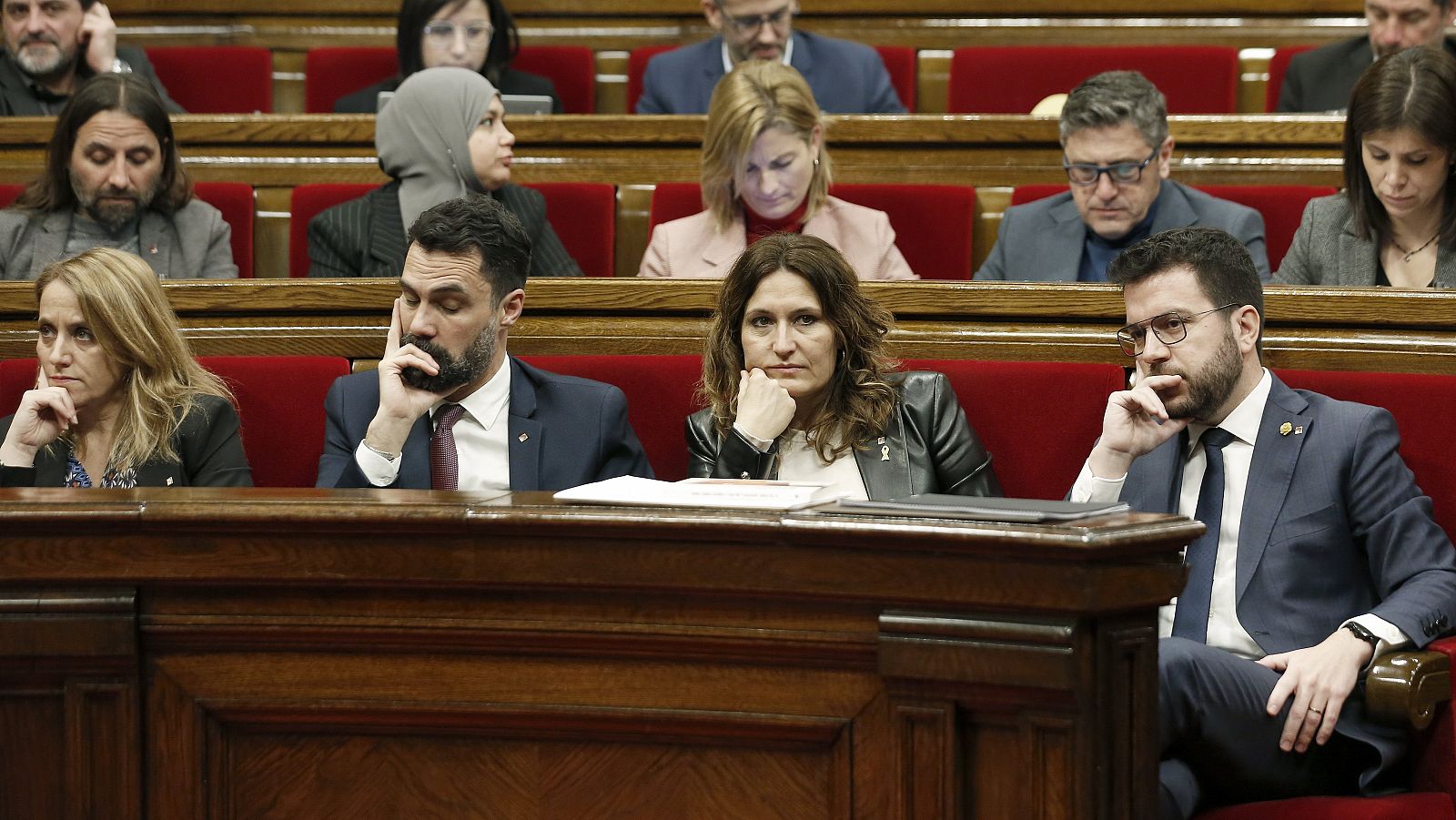 El presidente Pere Aragonès junto a los consellers de Presidencia, Laura Vilagrà (2d); de Trabajo, Roger Torrent (2i); y de Economía, Natalia Mas (i) en el Parlament