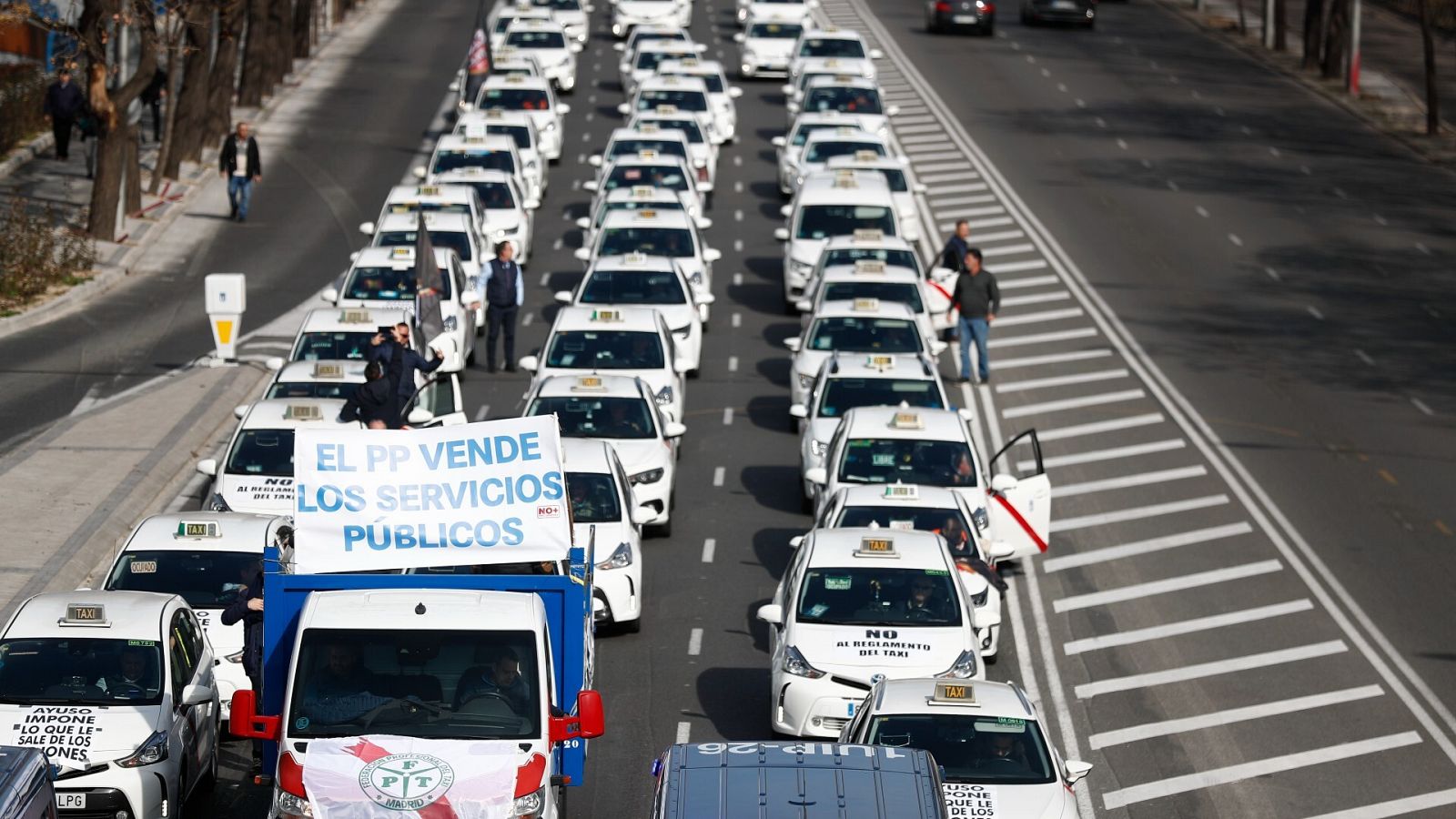 Los taxis toman las calles por tercera vez contra el reglamento de Ayuso