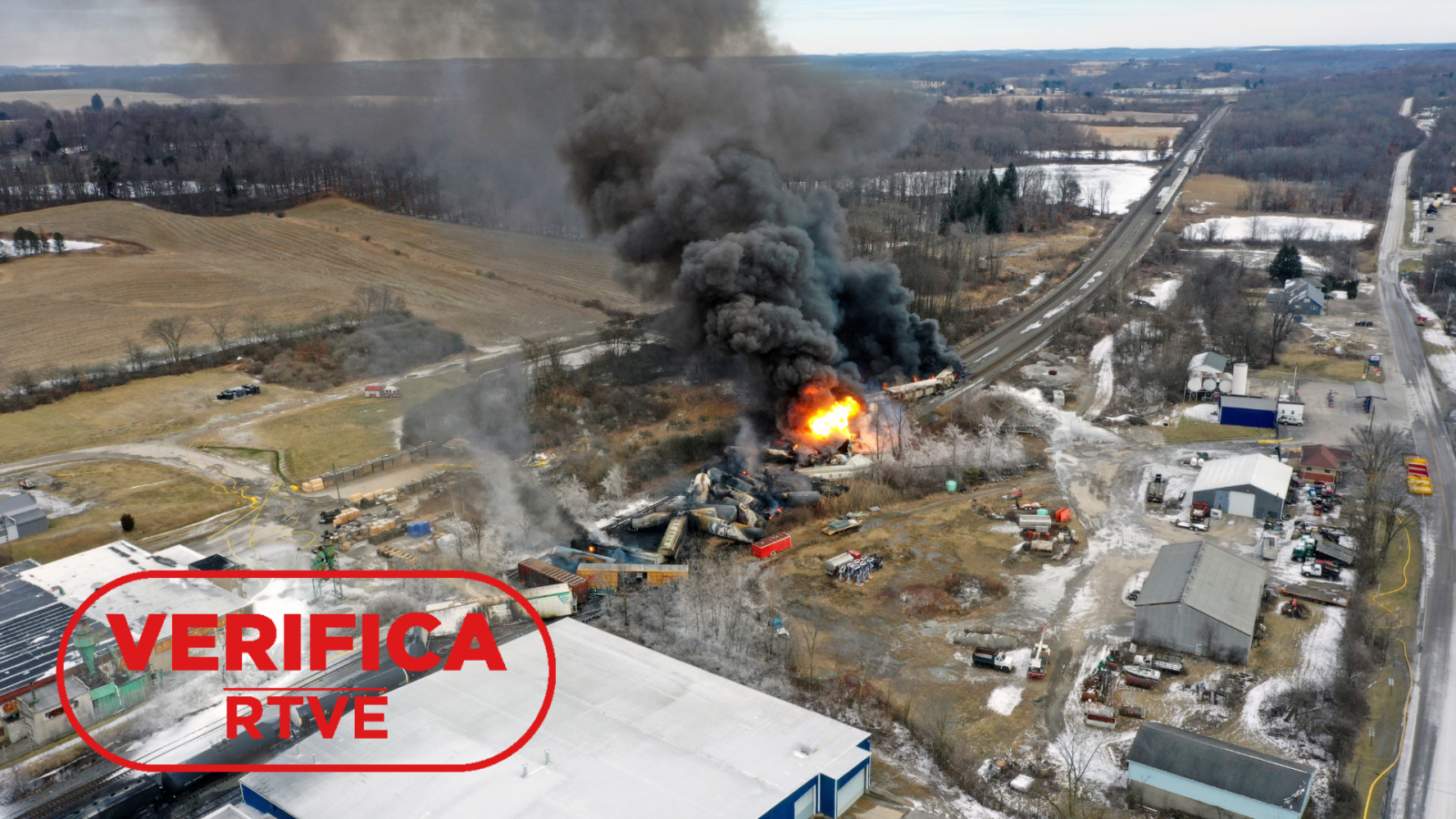 Fotografía del 4 de febrero de 2023 que muestra partes de un tren de carga en llamas tras ser descarrillado en East Palestine en Ohio, con el sello 'VerificaRTVE' en rojo