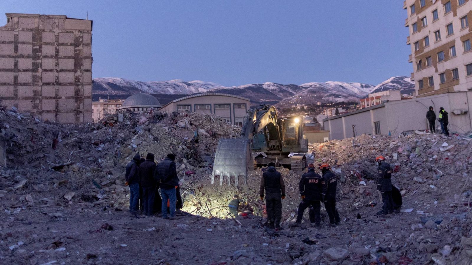 Imagenes de miembros de la  agencia de emergencias turca AFAD trabajando entre los escombros de un edificio de Karamanmaras.