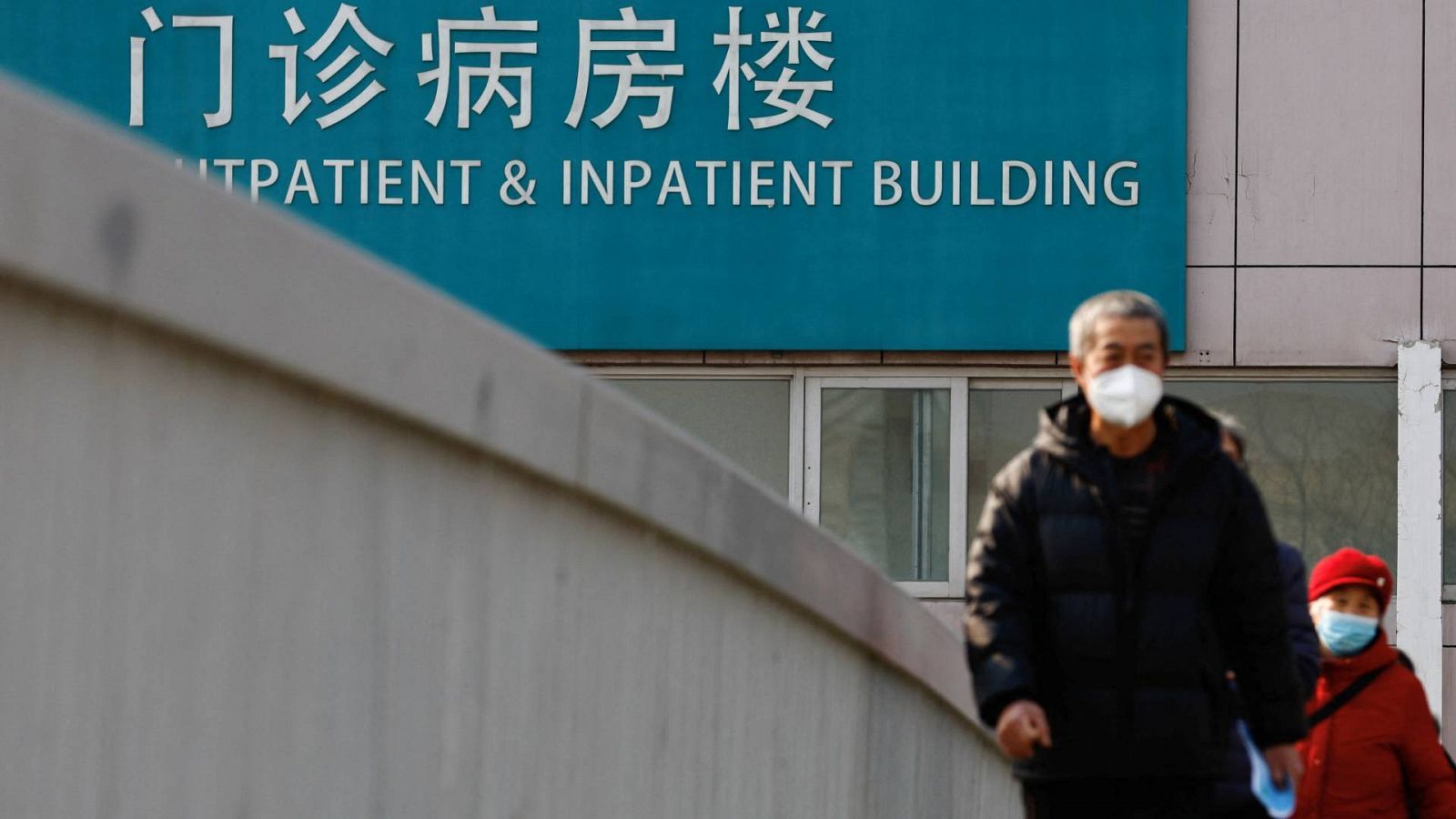 Gente caminando cerca de un hospital en Pekín, China.