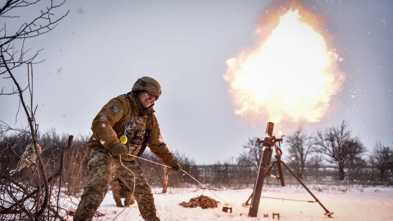 Un soldado ucraniano dispara un mortero contra posiciones rusas en la región de Donetsk