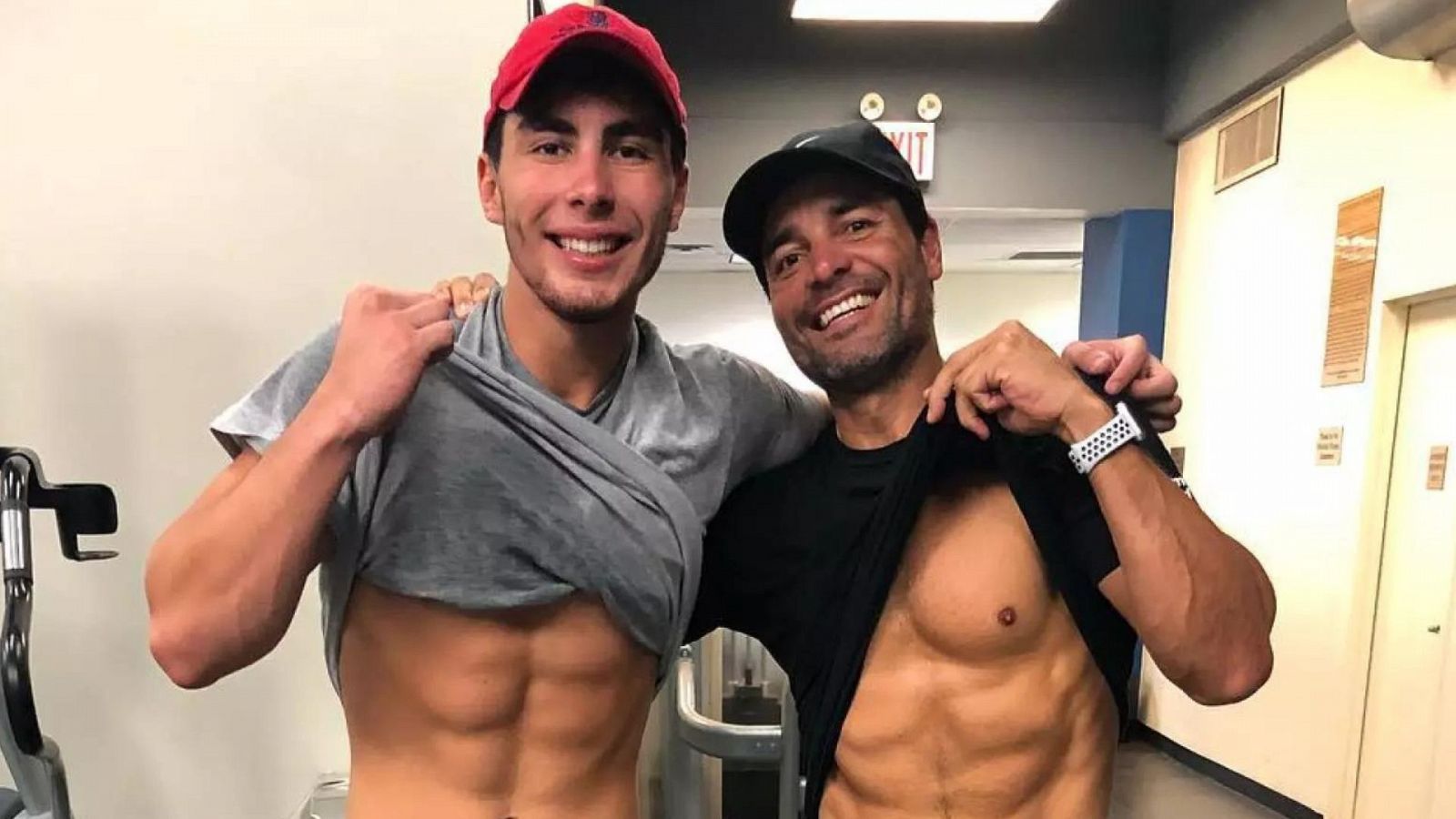Lorenzo Valentino Figueroa junto a su padre, Chayanne: ambos posan presumiendo de músculo levantándose la camiseta