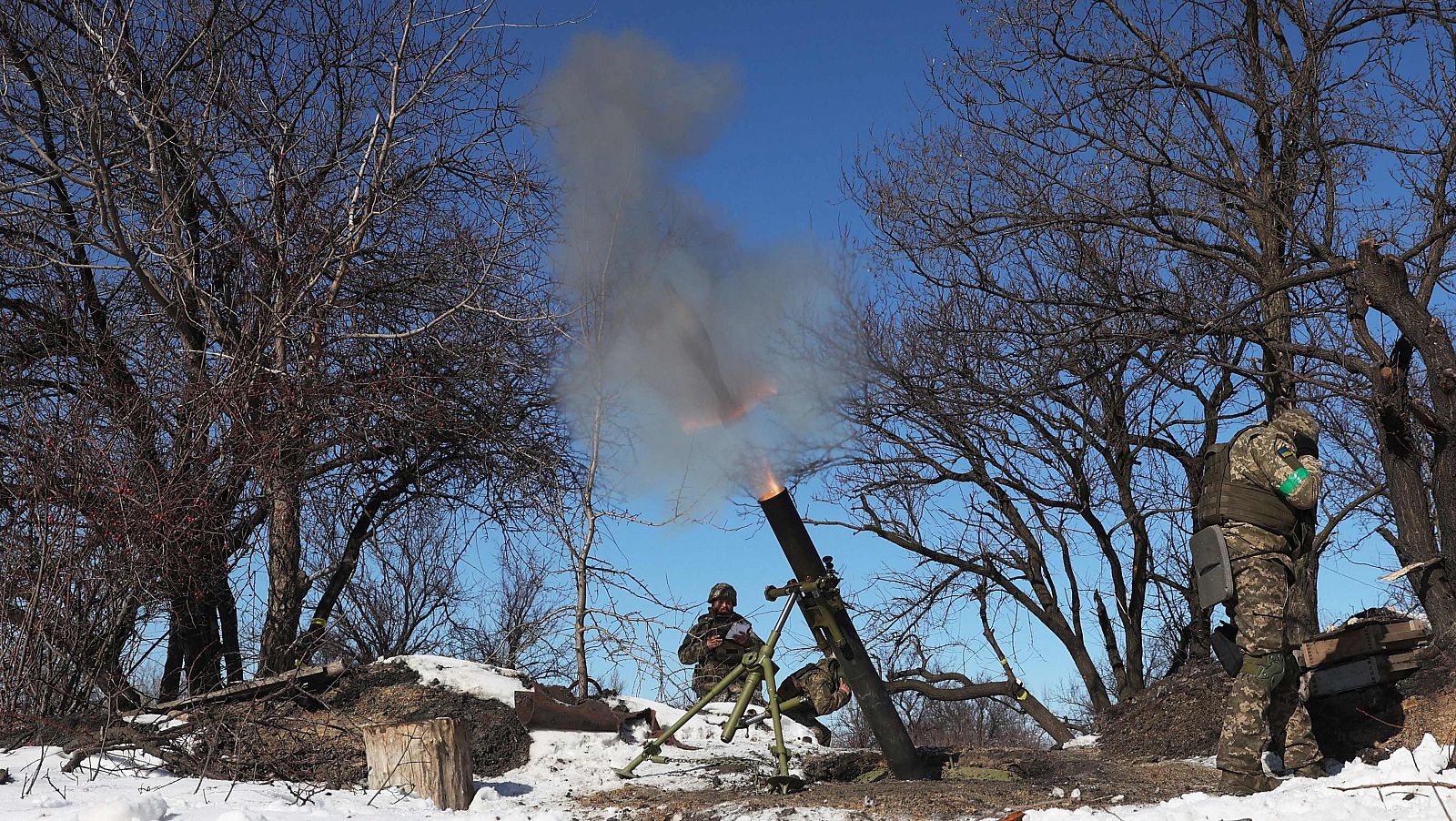 Militares ucranianos disparan un mortero hacia posiciones rusas cerca de Bajmut