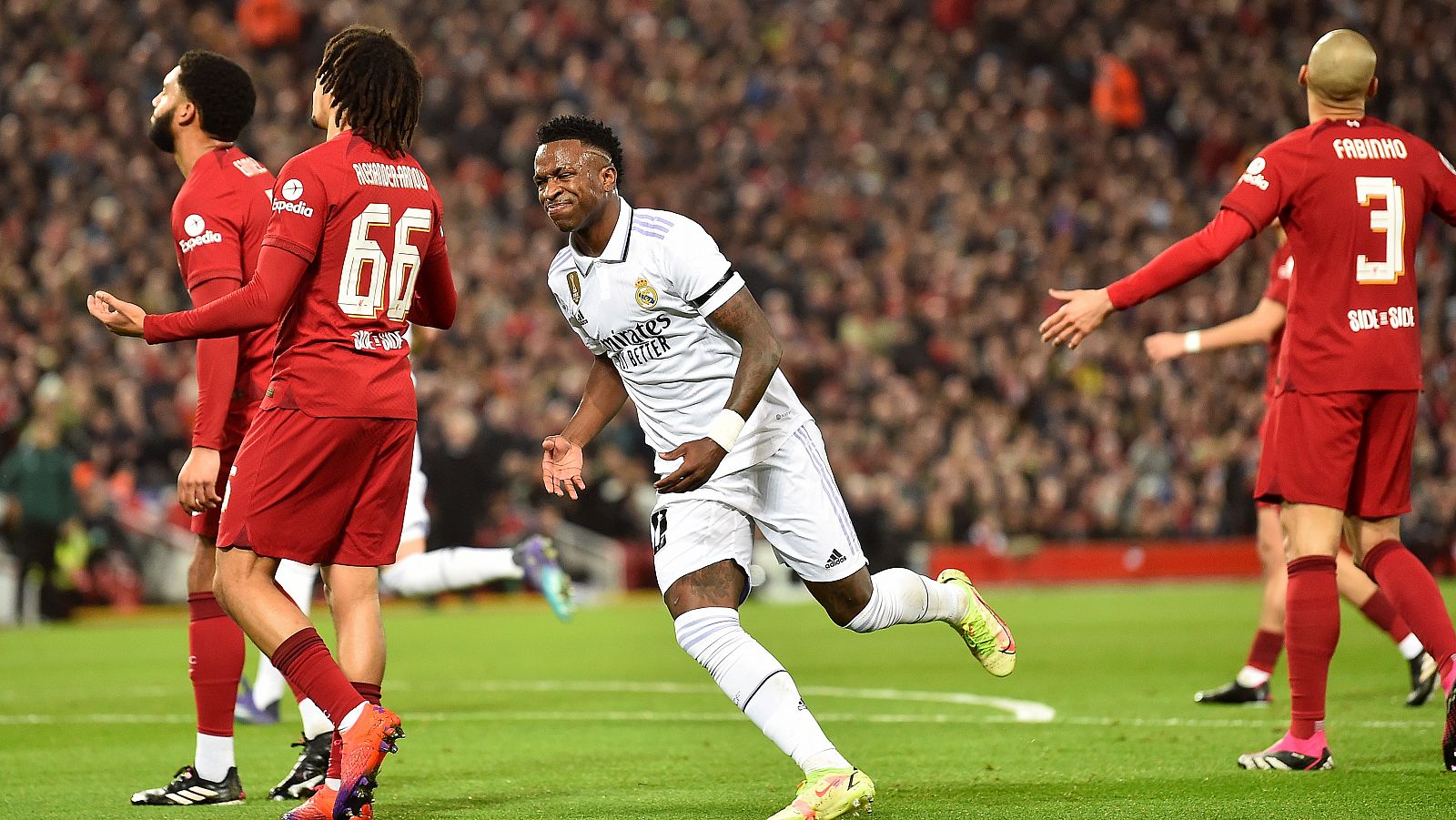 Liverpool - Real Madrid, en directo: Vinicius celebra su segundo gol al Liverpool