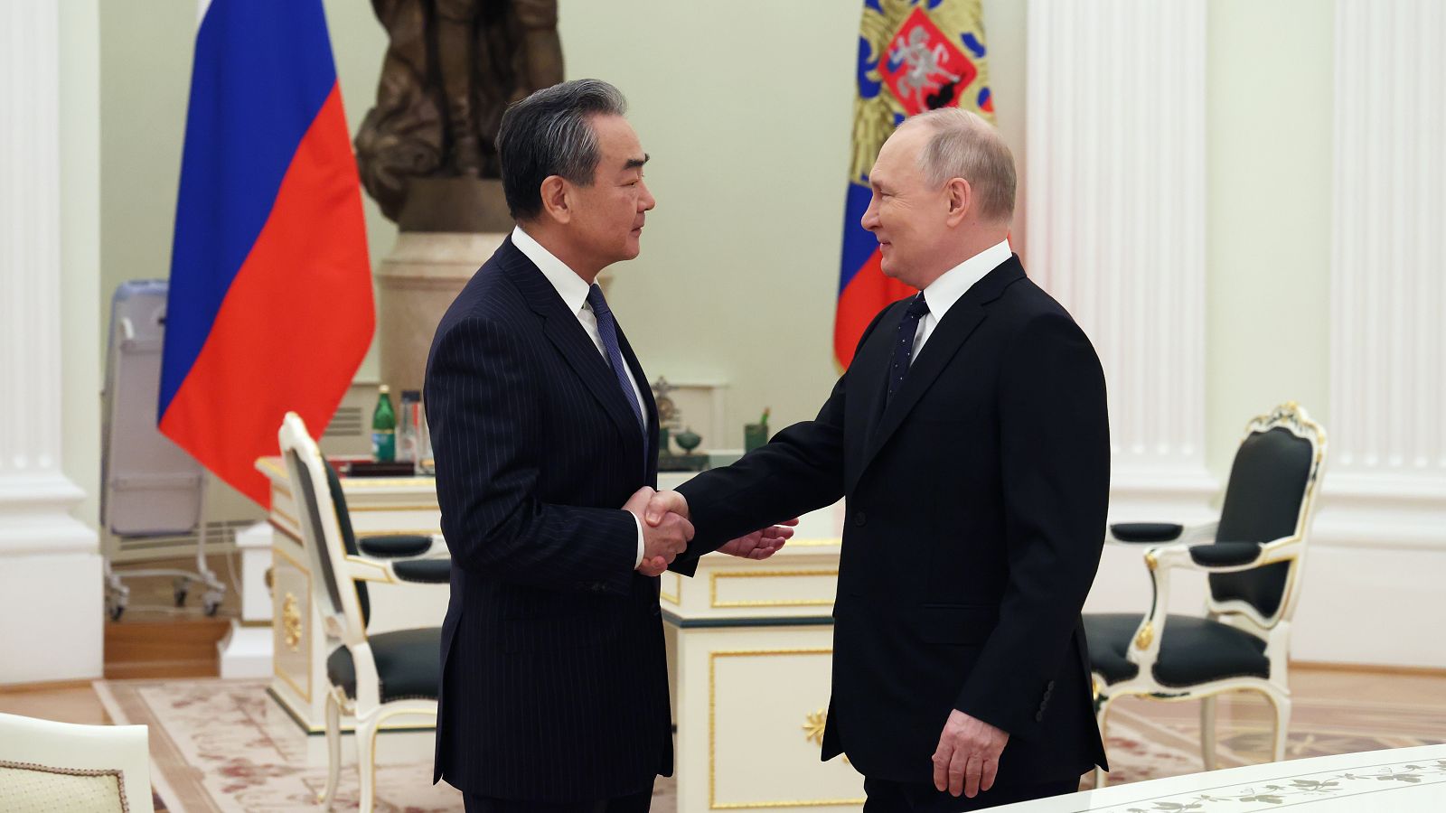 El presidente ruso, Vladímir Putin, se reune con el máximo diplomático de China, Wang Yi