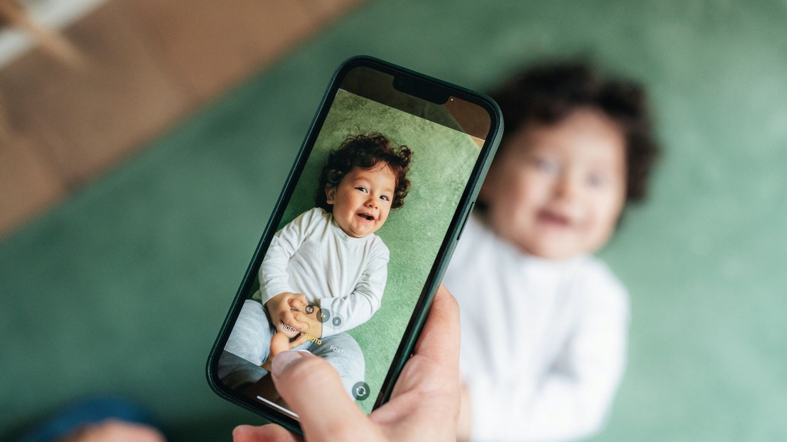 Toman una fotografía a un bebé con un móvil en una imagen de archivo