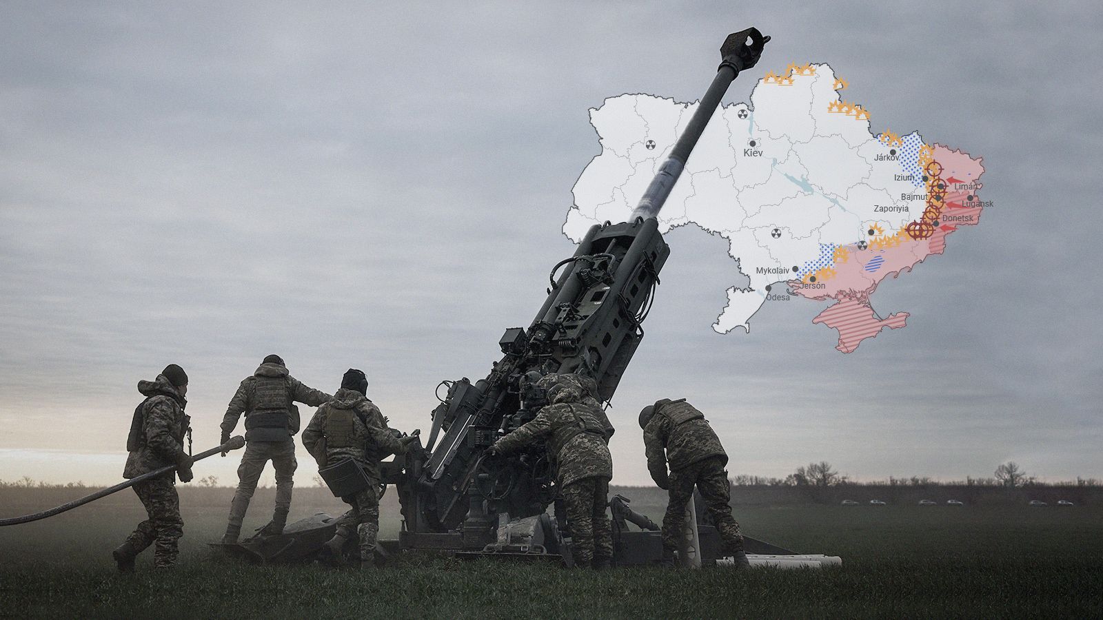 Soldados ucranianos se preparan para disparar un obús hacia posiciones rusas en la región de Jersón.