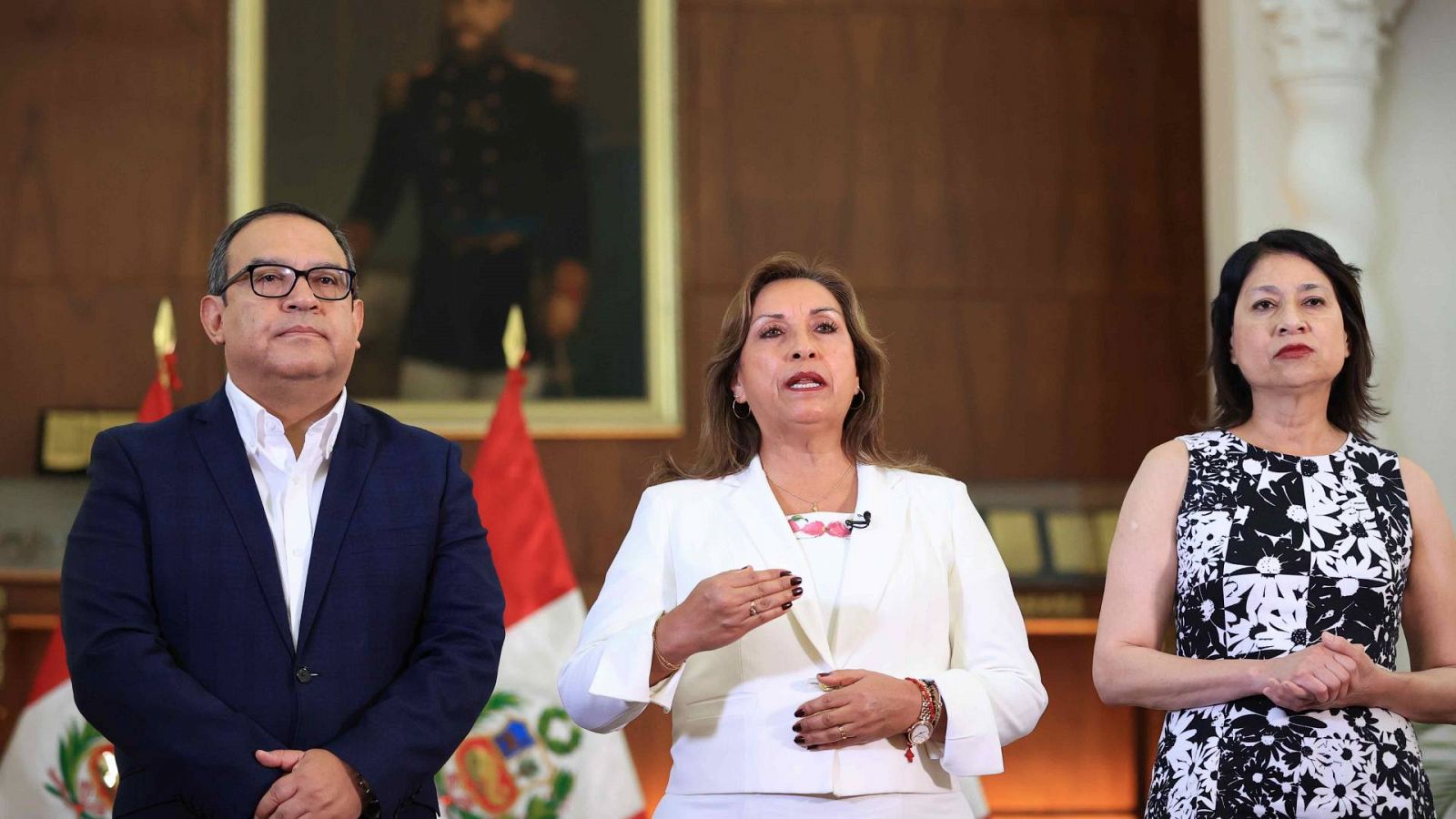Una imagen de la presidenta peruana, Dina Boluarte (c).