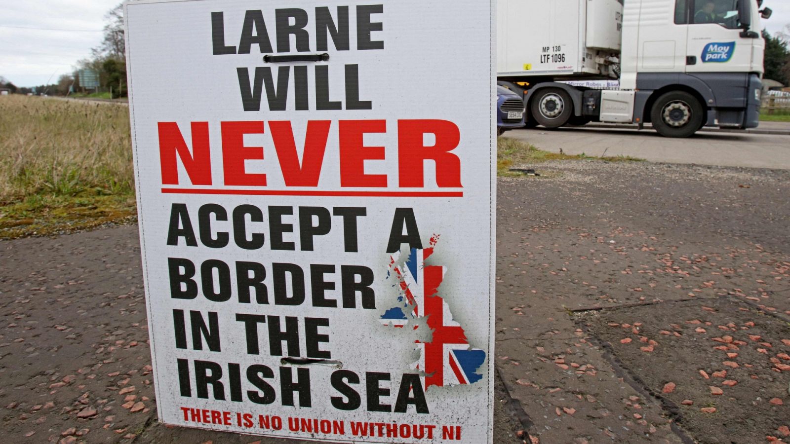 Cartel unionista y contrario al protocolo de Irlanda en Larne Port, cerca de Belfast, en Irlanda del Norte (Reino Unido). Foto: Paul Faith / AFP