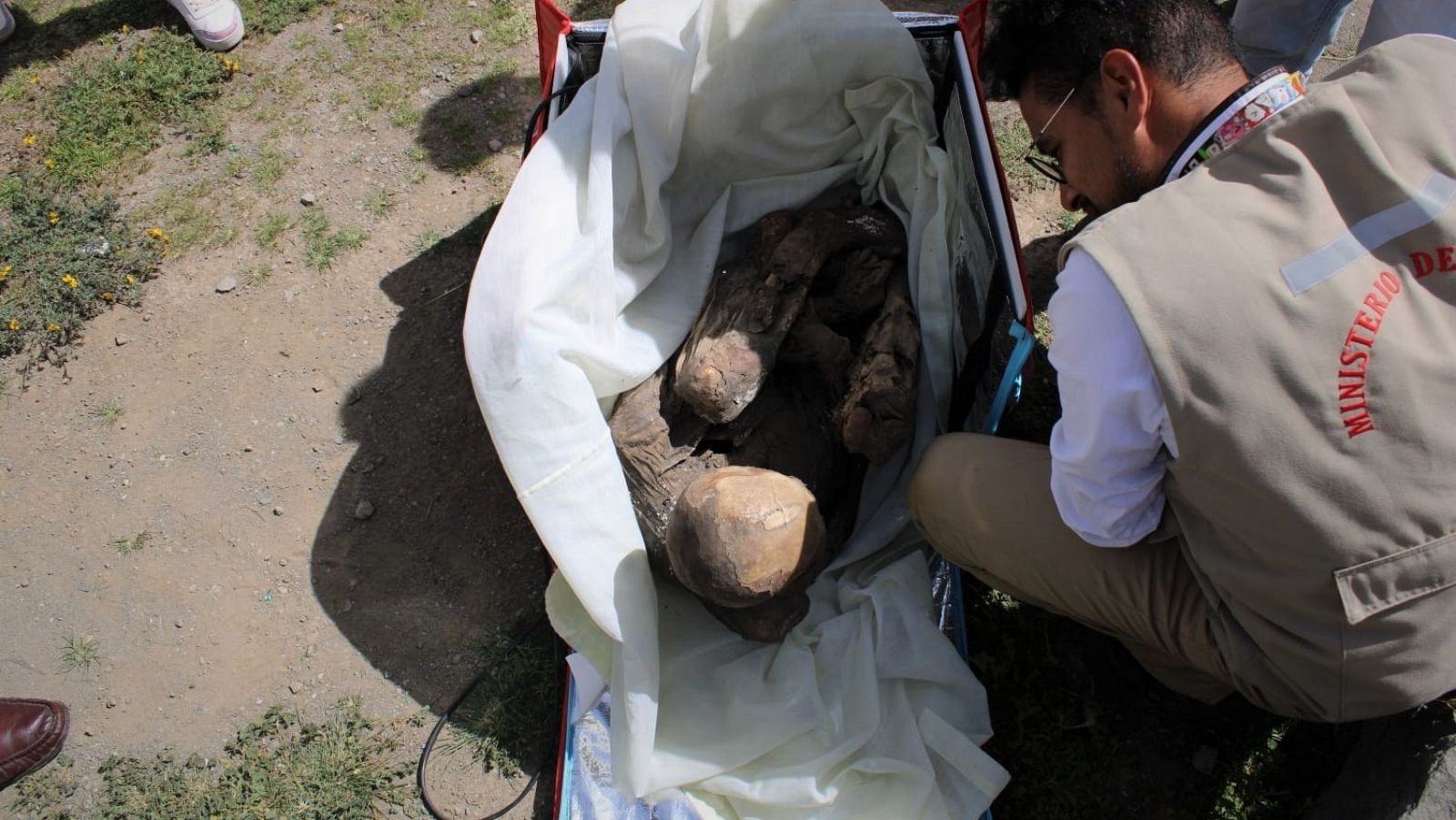 Un experto analiza la momia encontrada en la mochila de un repartidor en Perú