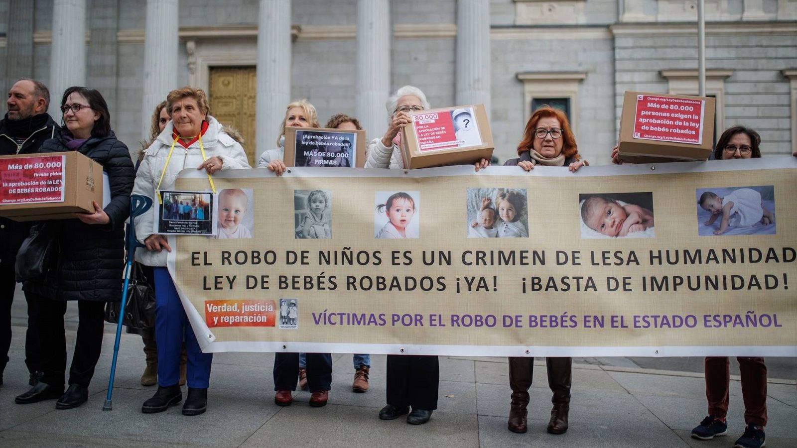 Protesta ante el Congreso de las asociaciones promotoras de la Ley de Bebés Robados