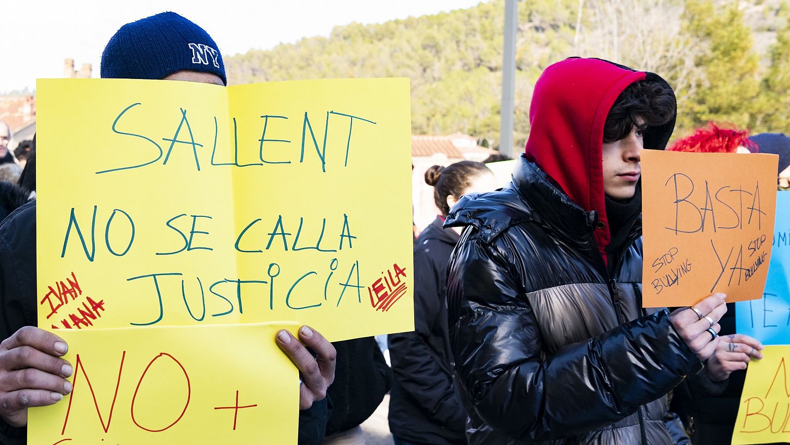 Una marcha silenciosa clama "justicia" tras el suicidio de las gemelas de Sallent