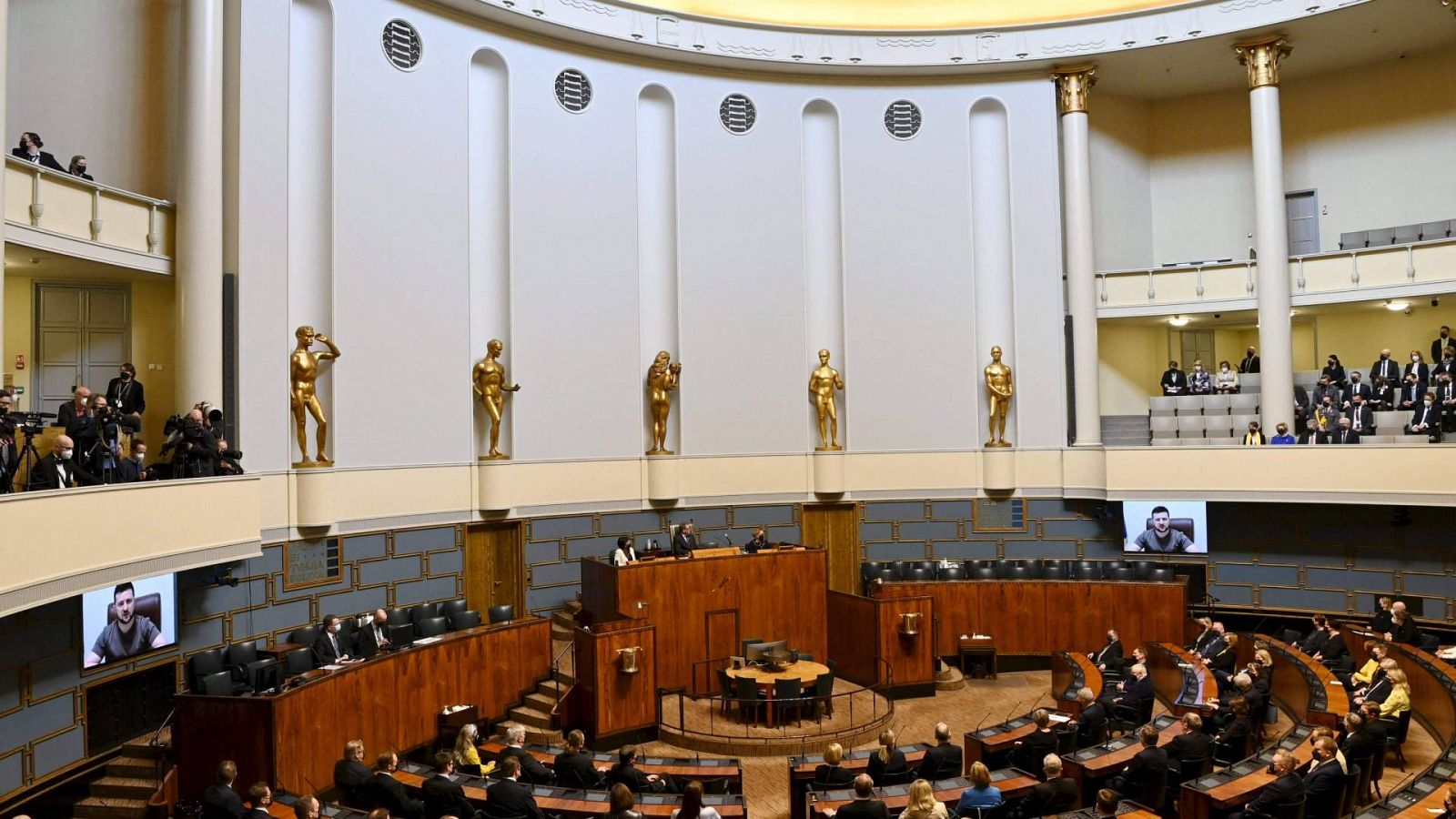 Imagen de archivo de la intervención del presidente ucraniano Volodimir Zelenski ante el Parlamento finlandés, y el 8 de abril de 2022. Foto: Emmi Korhonen / Lehtikuva / AFP