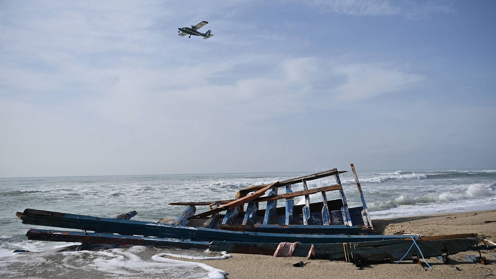 Trozos de madera y otros restos en la costa de Calabria, tres días después del naufragio