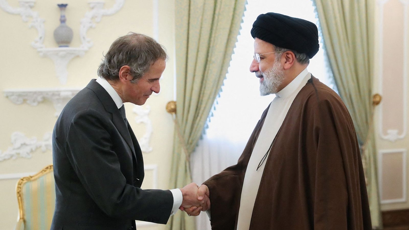 El director del OIEA, Rafael Grossi, y el presidente de Irán, Ebrahim Raisi, han alcanzadp un acuerdo para el control del programa nuclear iraní