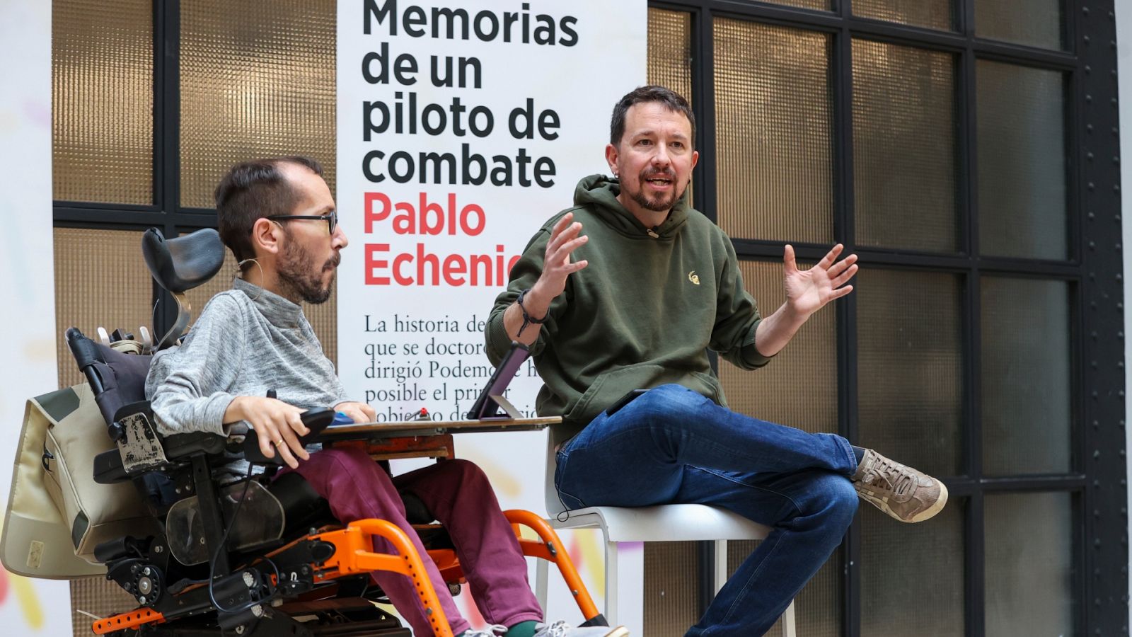 El portavoz de Unidas Podemos en el Congreso, Pablo Echenique, presenta su libro "Memorias de un piloto de combate" acompañado por el exfundador del partido, Pablo Iglesias.