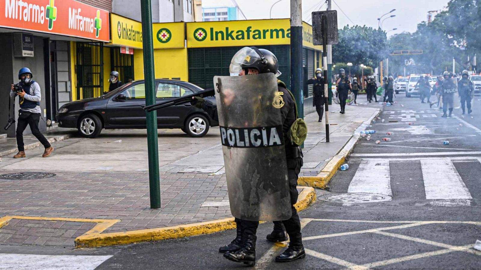 Imagen de archivo de policías antidisturbios toman posiciones durante una protesta contra el gobierno de la presidenta de Perú, Dina Boluarte.