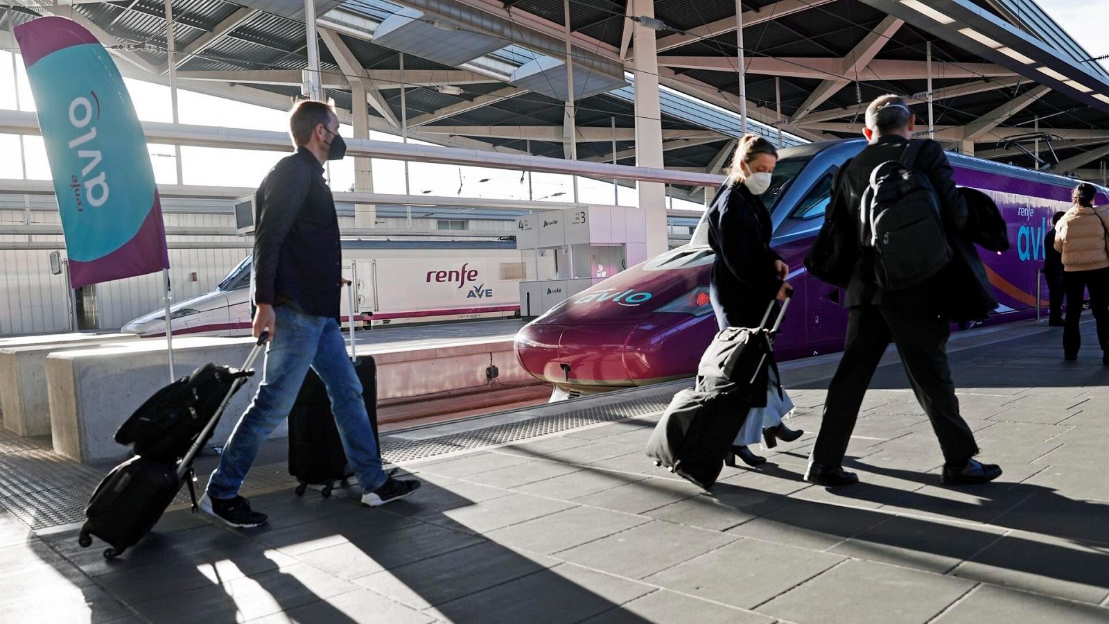 Varios pasajeros caminan por el andén antes de subir al Avlo