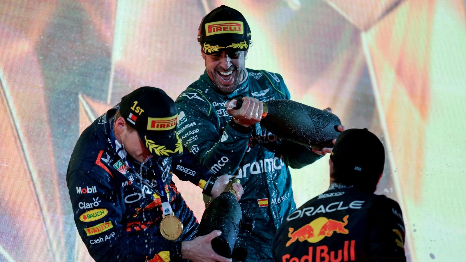 Fernando Alonso rocía de champán a Max Verstappen en el podio de Baréin.