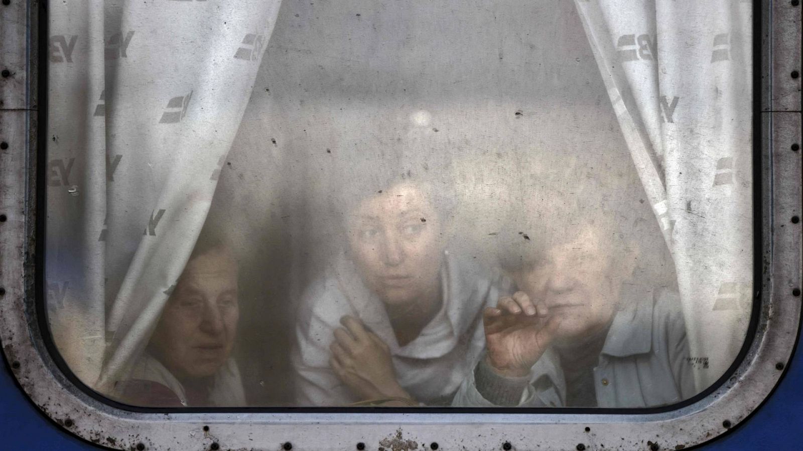 Imagen de archivo (12 abril 2022): mujeres ucranianas huyen en tren de Sloviansk ante el avance ruso. Foto: RONALDO SCHEMIDT / AFP
