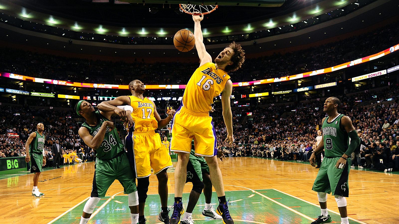 Gasol hace un mate en un partido de los Lakers contra los Celtics en 2012.