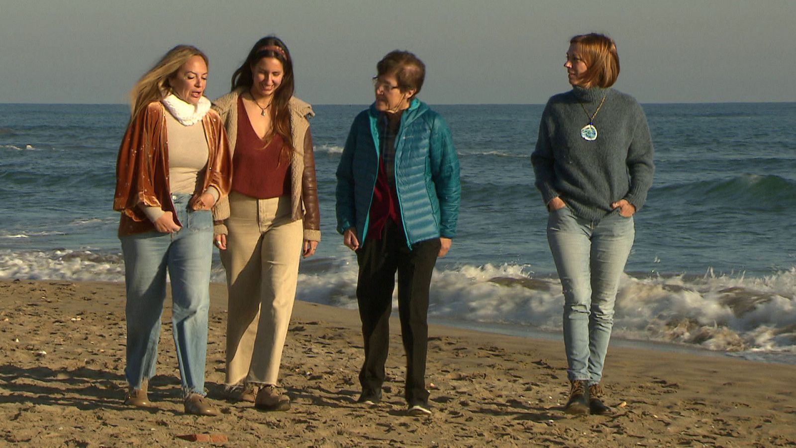 Mujeres pasado, presente y futuro en la playa de Castelldefels