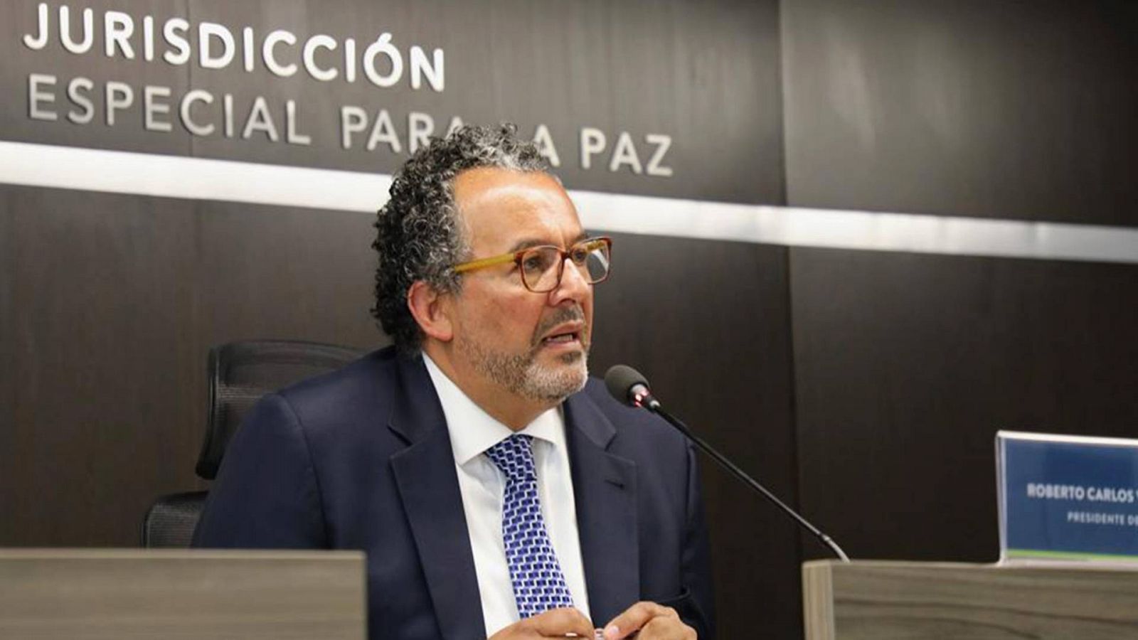 El presidende de la Jurisdicción Especial para la Paz, Roberto Carlos Vidal, durante una rueda de prensa en Bogotá