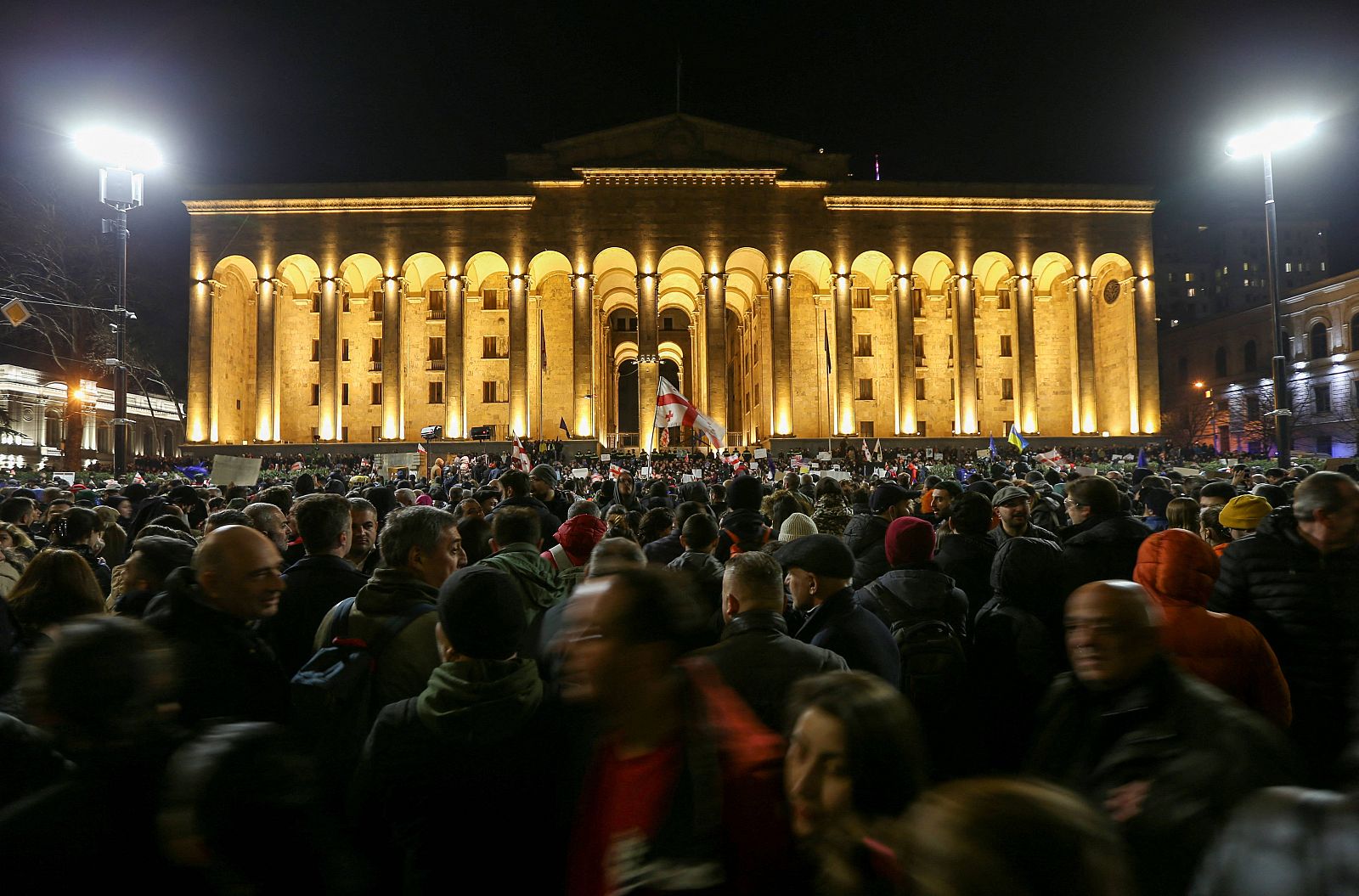 Manifestación contra el proyecto de ley sobre "agentes extranjeros" frente al edificio del parlamento en Georgia