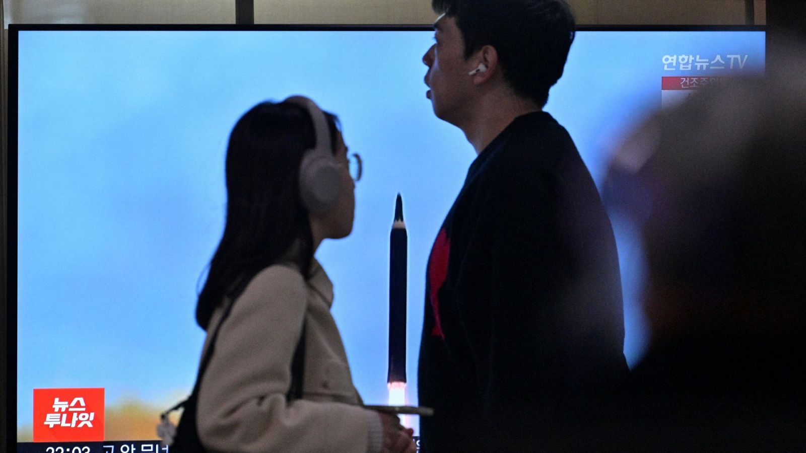 Dos ciudadanos surcoreanos ven en la televisión el lanzamiento de un misil norcoreano