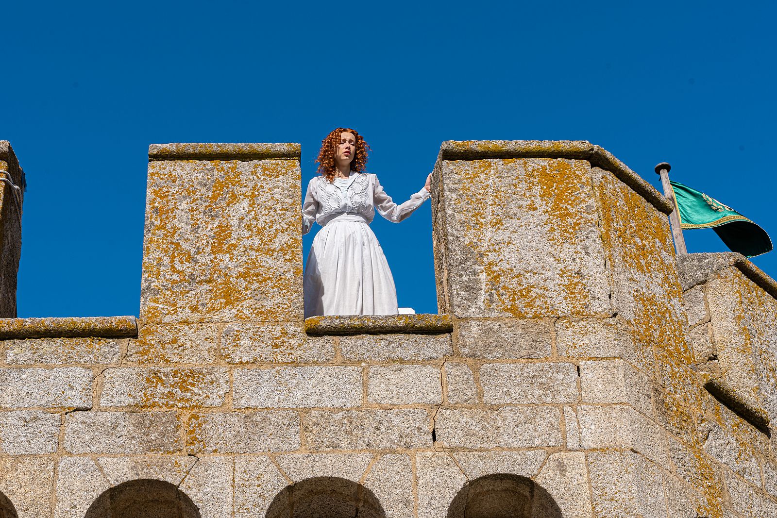 Leonor, en lo más alto del torreón de palacio, con intención de tirarse