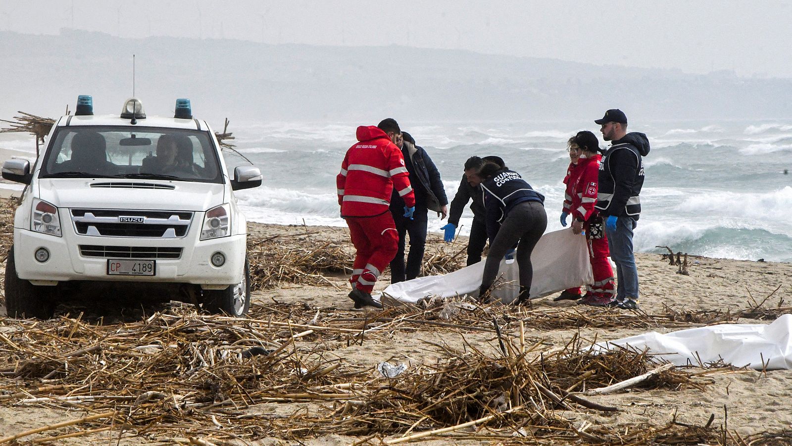 Italia endurece las penas contra los traficantes de personas tras el naufragio de Calabria