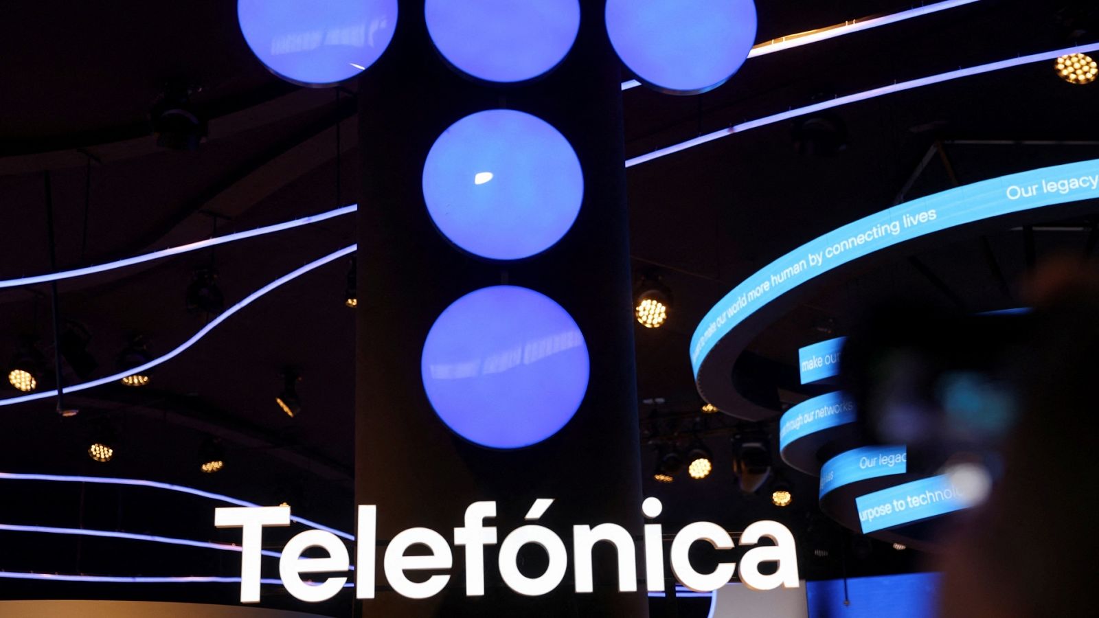 La CNMC ha multado a Telefónica con 6 millones de euros por incumplir compromisos en su fusión con DTS